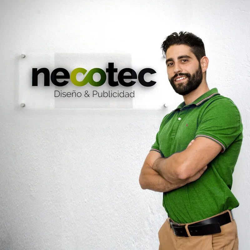 Miguel Ángel junto al rótulo de Necotec