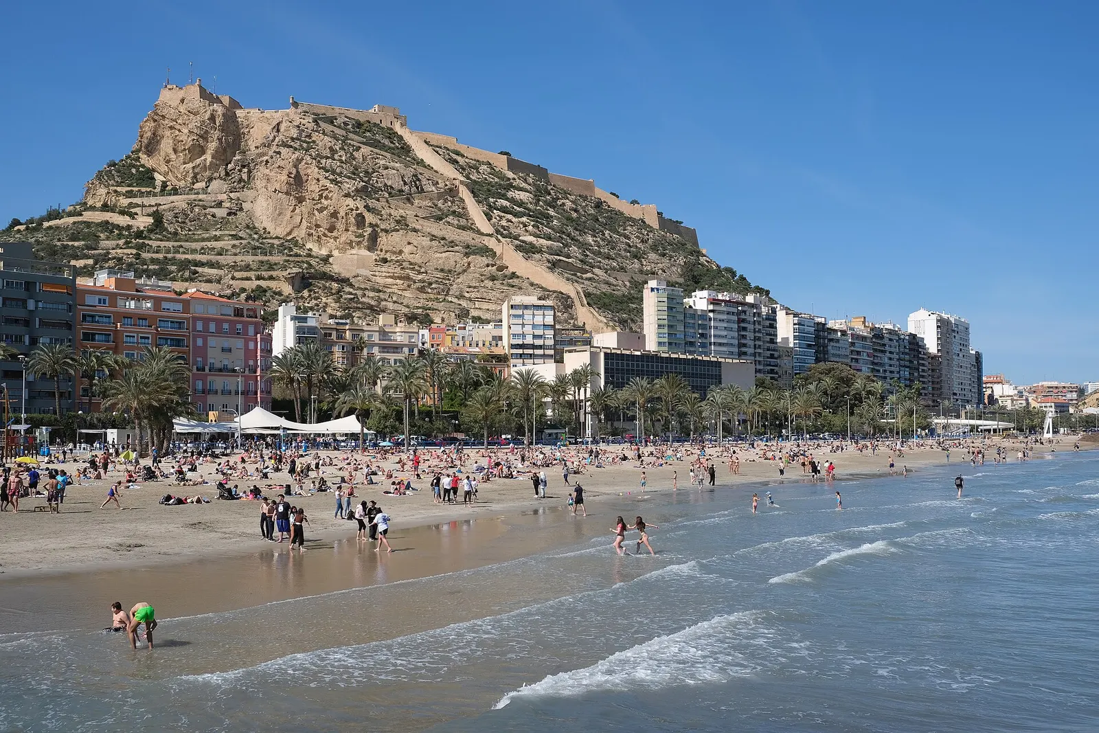 Playa del Postiguet y castillo de Santa Bárbara, Alicante. Fotografía del entorno geográfico.
