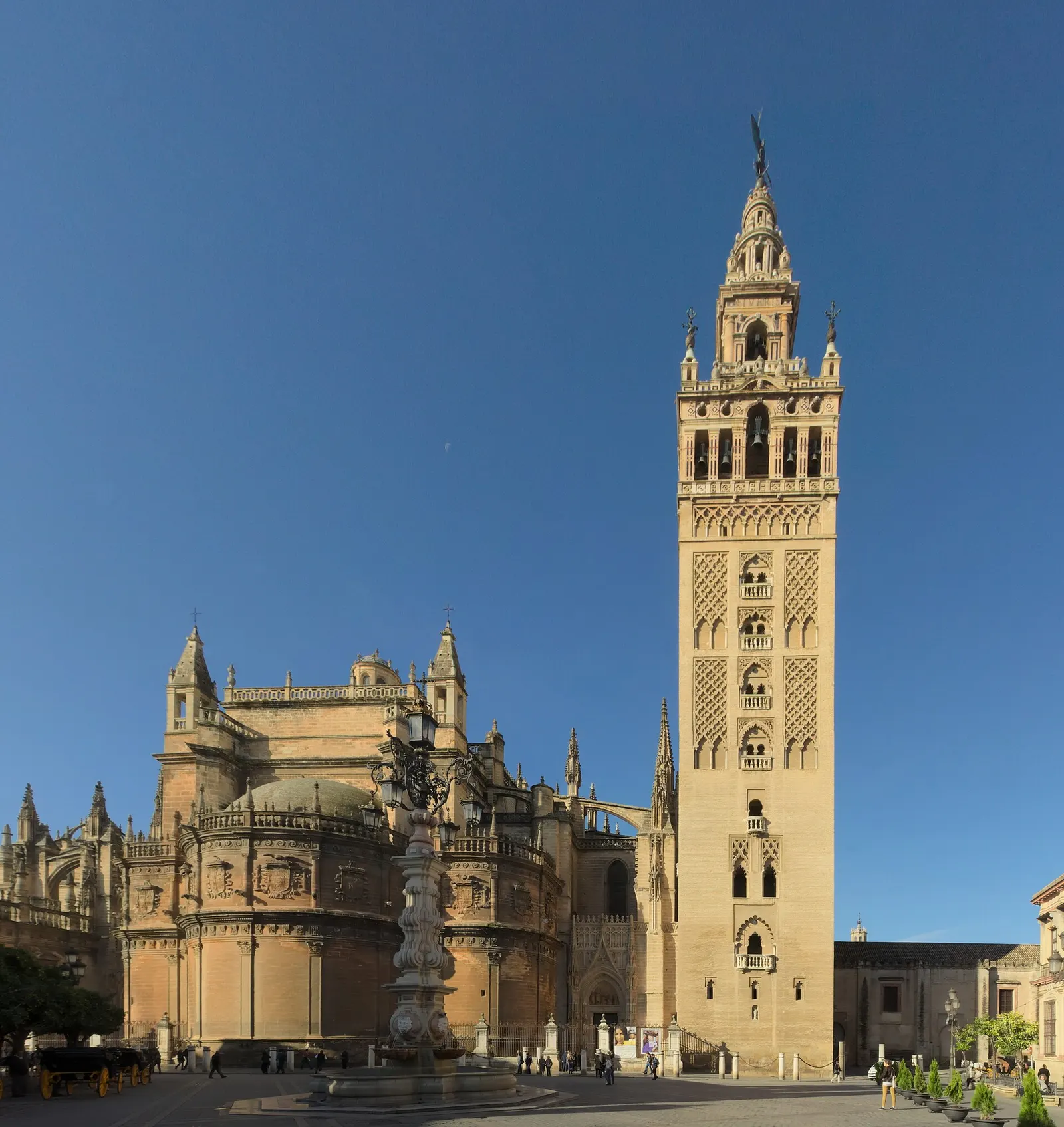 Giralda de Sevilla, Andalucía. Fotografía del entorno geográfico.