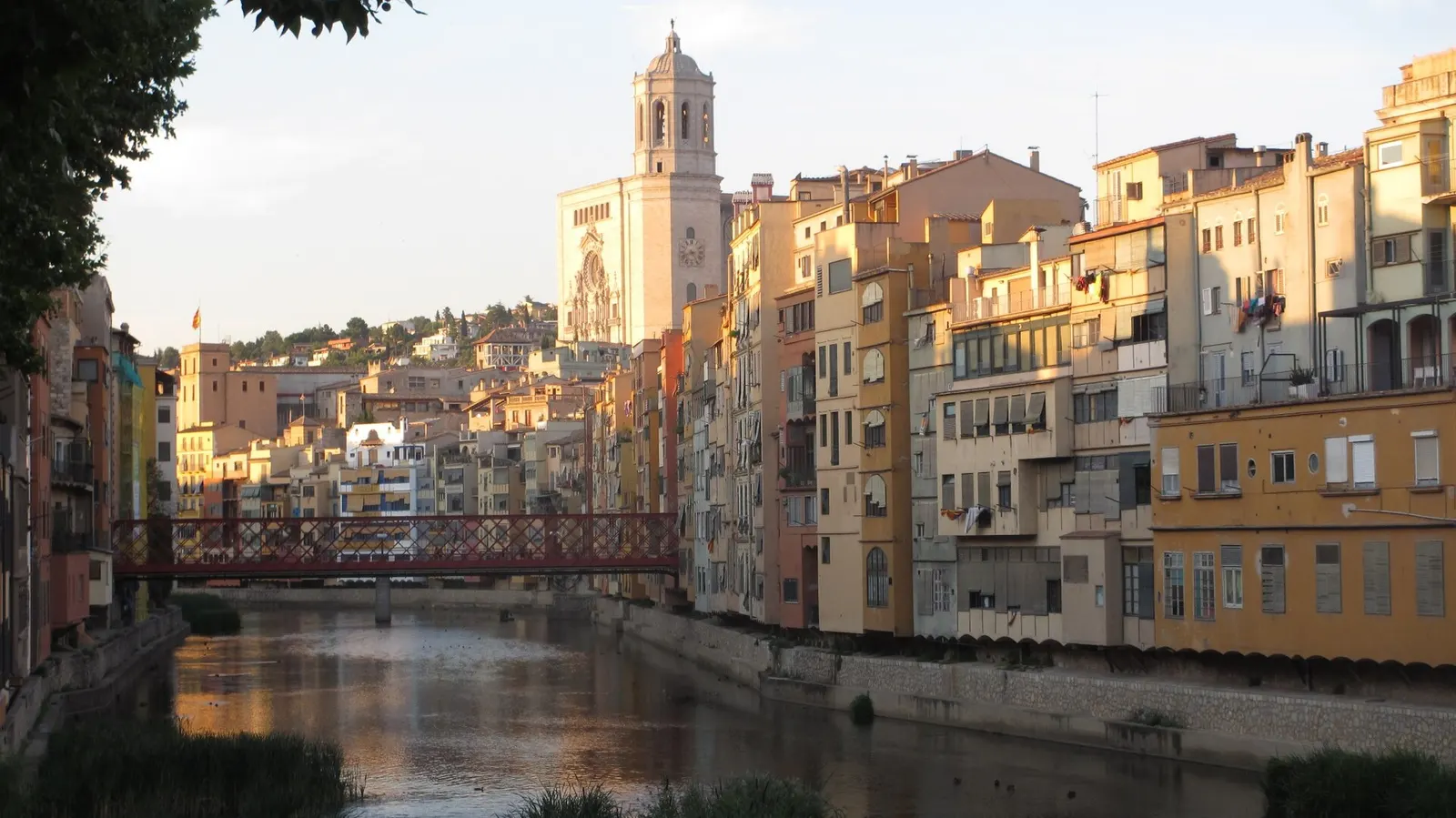Puente de les Peixateries Velles y casco histórico de Girona, Girona. Fotografía del entorno geográfico.