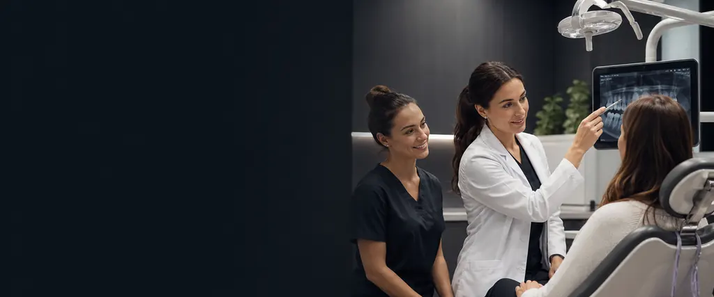 Odontóloga atendiendo a una paciente en una clínica dental moderna