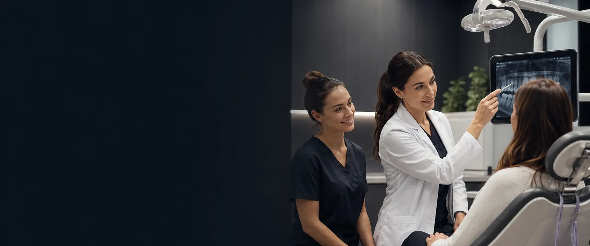 Odontóloga atendiendo a una paciente en una clínica dental moderna